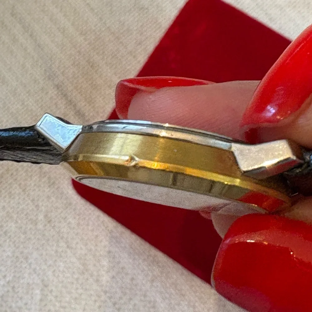 Vintage Gucci Gold and Black Roman Numeral Watch Swiss Made - Picture 5 of 13